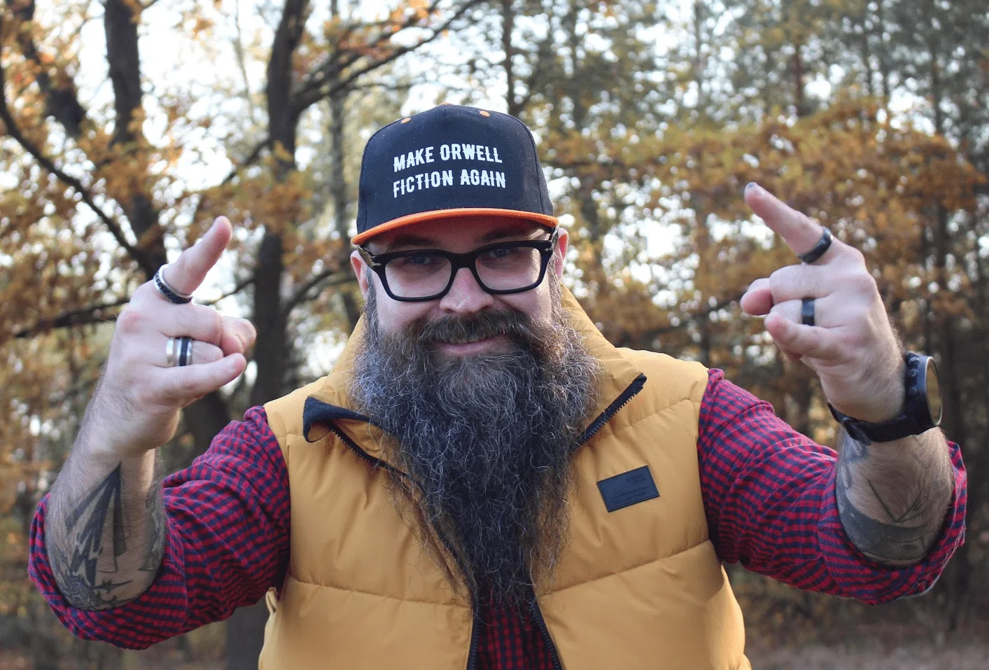 Sebastian Opałczyński w casualowym stroju, relaksujący się, portret nieformalny z naturalnym uśmiechem