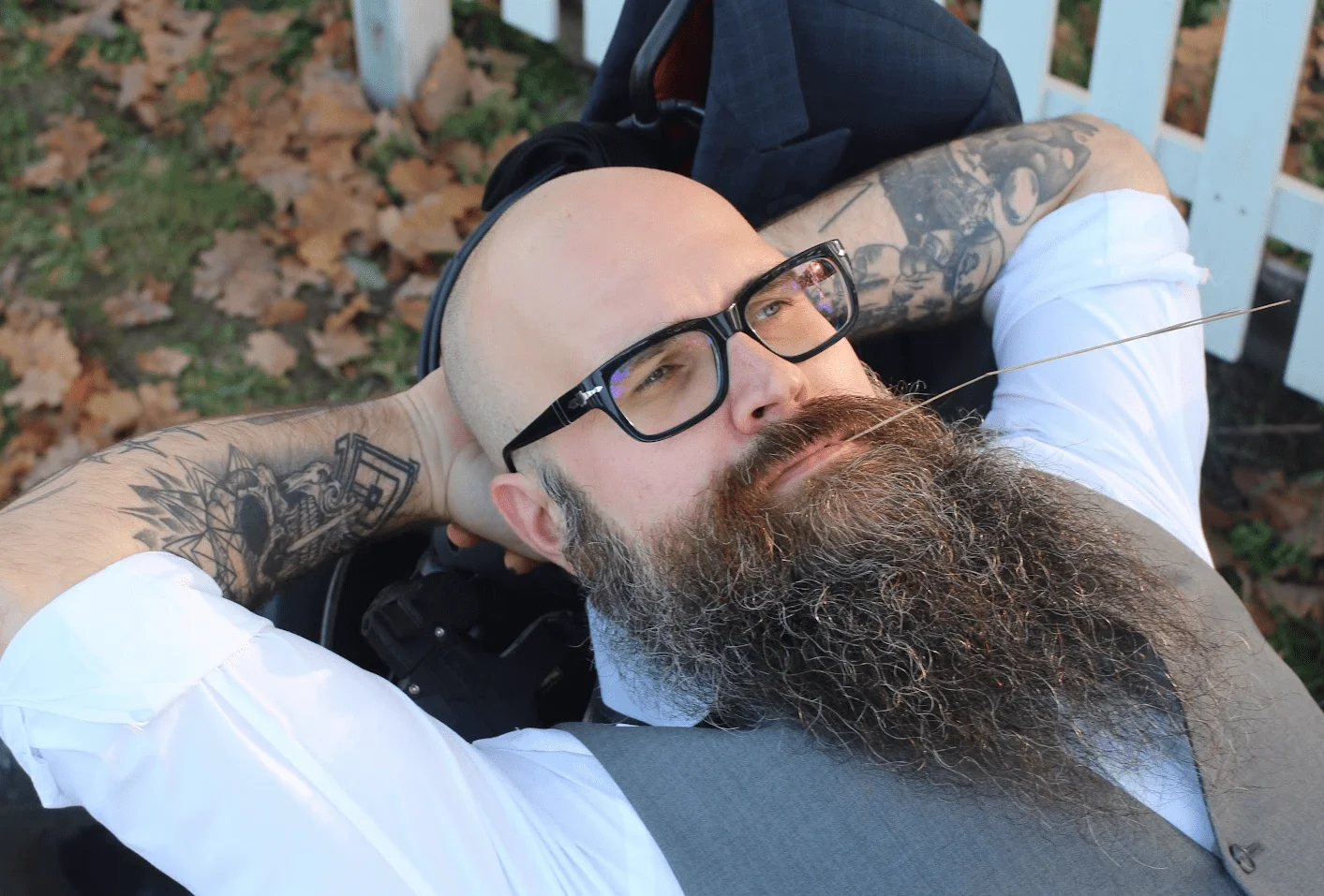 Sebastian Opałczyński w eleganckim granatowym garniturze, uśmiechnięty, portret biznesowy na neutralnym tle