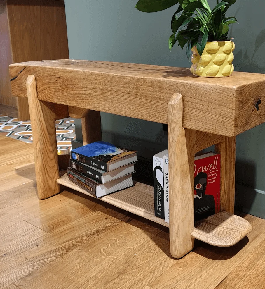 Ręcznie wykonany stolik kawowy z litego drewna dębowego, naturalny kolor i struktura, klasyczne rzemiosło stolarskie w domowym warsztacie